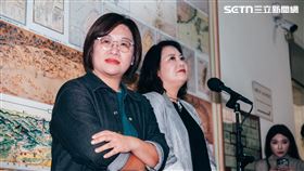 民進黨立法院黨團幹事長吳思瑤（右）、書記陳培瑜（左）受訪。(圖/記者楊士誼攝影)