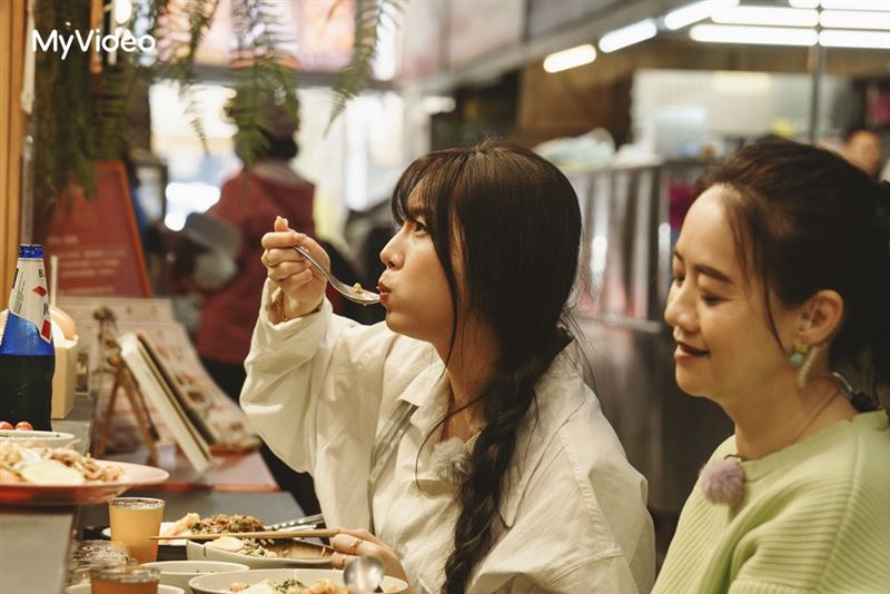 安芝儇(左)高雄豪邁嗑美食,曾寶儀誇看她吃飯真滿足。(圖/台灣大哥大MyVideo、三立提供)