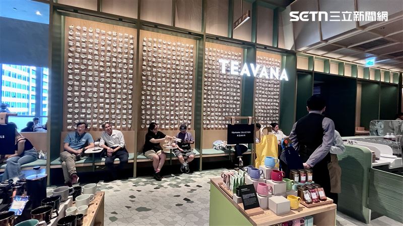 山形客席區最頂端、「茶瓦納吧檯(Teavana&trade; Bar)」馬克杯牆為星巴克夥伴推薦拍照點。（圖／記者賴俊佑攝影）
