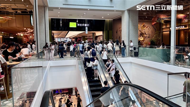 「星巴克典藏DREAM PLAZA台北」開幕初期每日吸引上千人朝聖。（圖／記者賴俊佑攝影）