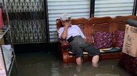 知名網紅老師詹芸分享，住嘉義朴子的公公，家中嚴重淹水，仍淡定打瞌睡。（圖／芸端文教 - 詹芸國文提供）