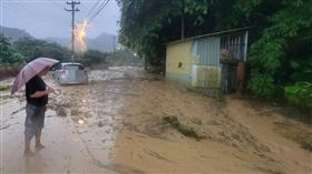 台中暴雨多處積水　霧峰土石流車輛受困台中地區31日上午持續降雨，多處道路出現積淹水情形，霧峰桐林社區附近山區道路出現土石流，車輛受困。（民眾提供）中央社記者蘇木春傳真　114年7月31日