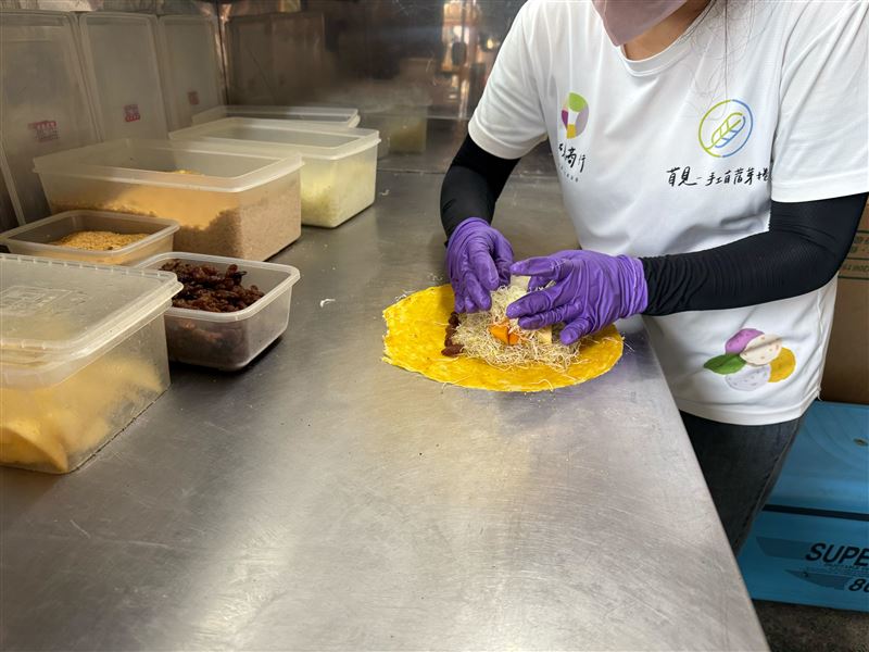 35歲女子因長期包飯糰導致腕隧道症候群,右手麻痛到掉淚,經中醫針灸治療1個月後痊癒。(圖/衛福部彰化醫院提供)