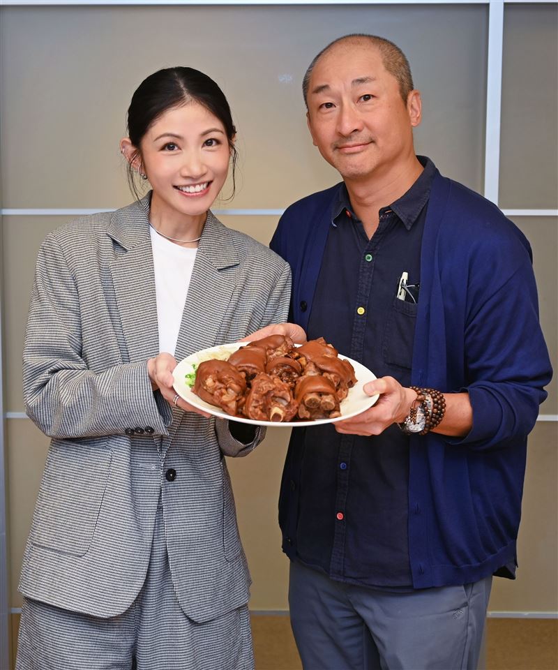 李千娜與環球音樂集團臺灣董事總經理謝定原。(圖/環球音樂提供)