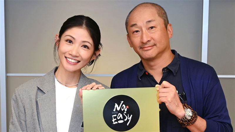 李千娜與環球音樂集團臺灣董事總經理謝定原。(圖/環球音樂提供)
