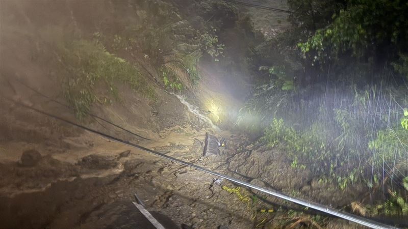 桃源區台20線81k+100「草水路段」路基流失缺口約30公尺一車5人翻落深谷。（圖／翻攝畫面）
