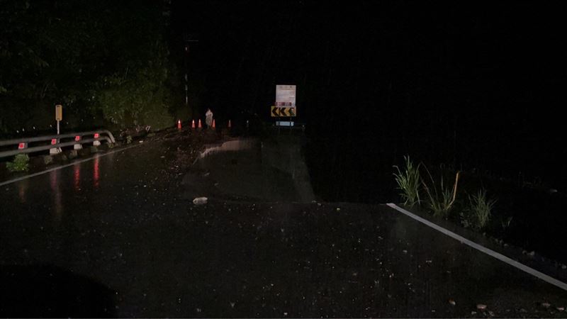 台20線79k處「樂樂路段」路面路基缺口達40公尺。（圖／翻攝畫面）