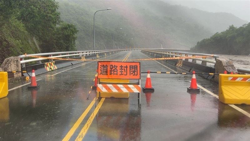 台20線90K+700「撒拉阿塢橋」實施預警性封閉。（圖／翻攝畫面）