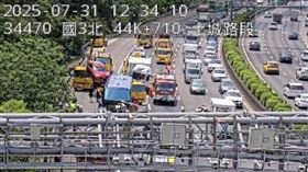 遊覽車因不明原因遭後方2車追撞，目前車流仍回堵約5公里。（圖／翻攝自國道即時畫面）