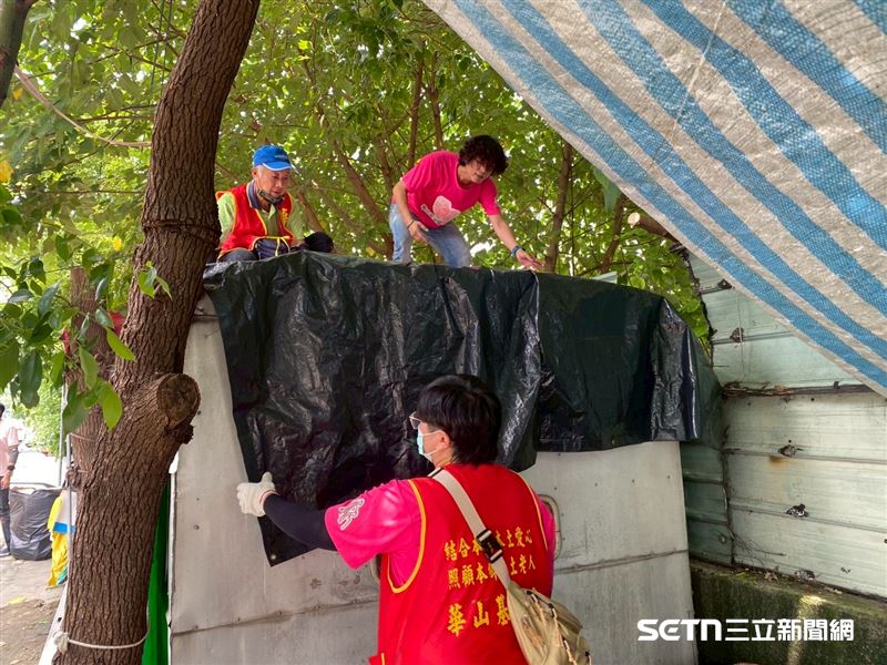 華山基金會義工們替張阿公整理貨櫃屋旁樹木的樹葉,還有換上全新的遮雨棚,讓阿公下雨天在屋內不必跟著淋小雨了。(圖/受訪者提供)