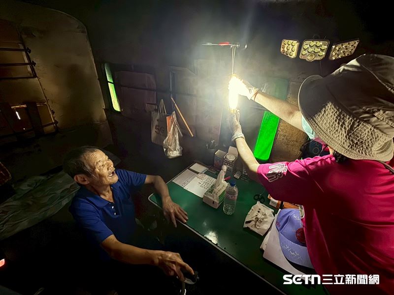 貨櫃屋內沒水沒電,所以每到晚上都黑漆漆的,這對行動不便的老人家相當不安全,所以義工特別替張阿公裝上燈,張阿公看到終於有燈了,像個孩子般笑得好開心。(圖/受訪者提供)