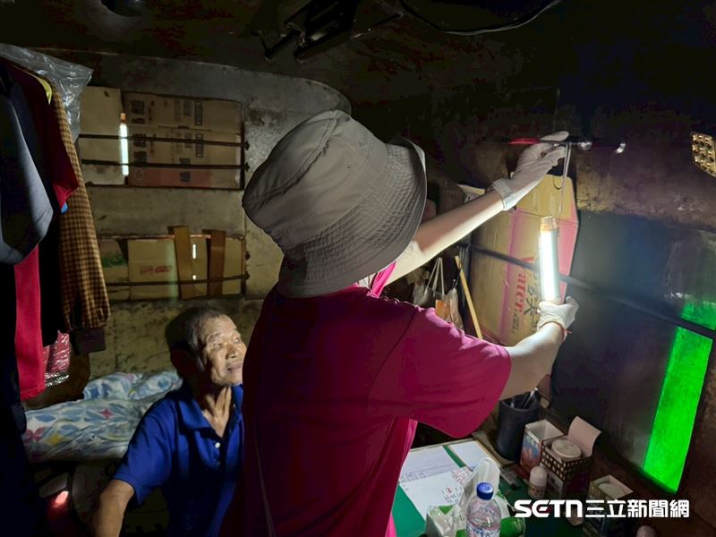 貨櫃屋內沒水沒電,所以每到晚上都黑漆漆的,這對行動不便的老人家相當不安全,所以義工特別替張阿公裝上燈,張阿公看到終於有燈了,像個孩子般笑得好開心。(圖/受訪者提供)