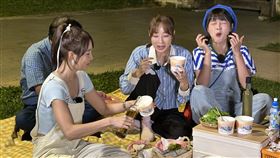 林莎（左起）、夏語心、籃籃在夢公園挑戰吃魟魚（圖／公視台語台提供）