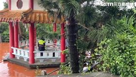 鯉魚山觀音亭傳出恐怖命案，目前警方已架設封鎖線調查。（圖／記者王浩原攝）