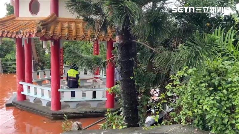 鯉魚山觀音亭傳出恐怖命案,目前警方已架設封鎖線調查。(圖/記者王浩原攝)