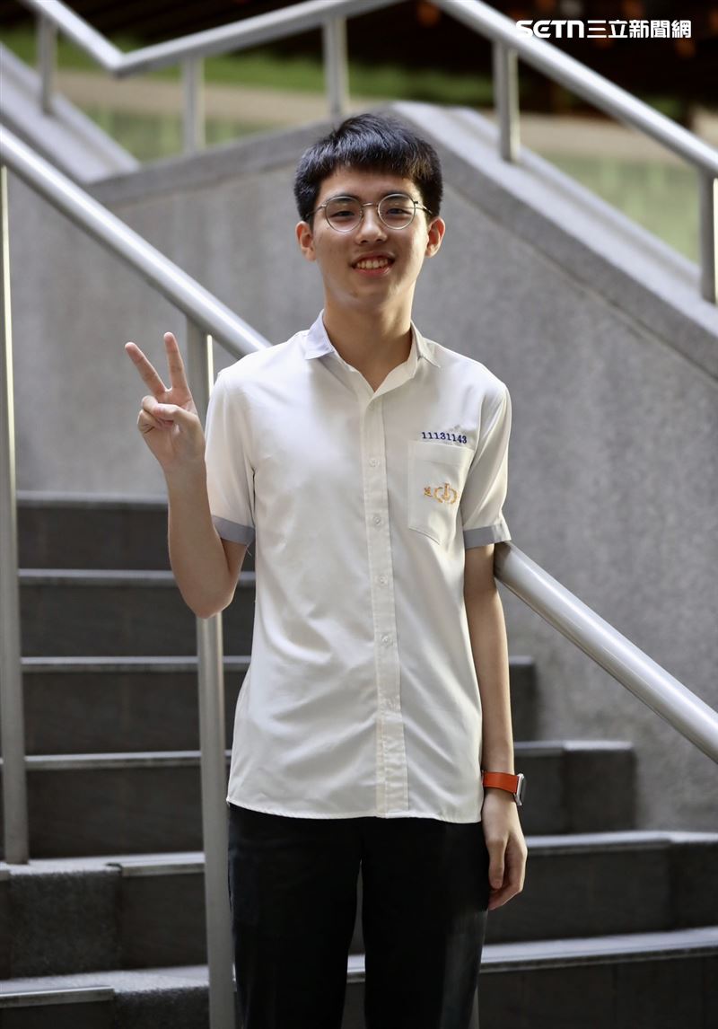 校方分享丁燿東目標明確,從高一就鎖定台大電機系,即使學測成績足以進入其他台大科系,也選擇堅持初衷,放榜後便不假思索專注準備分科考。(圖/校方提供)