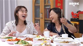 張文綺被牽線現場與受訪家庭小兒子視訊。(圖／公視提供)
