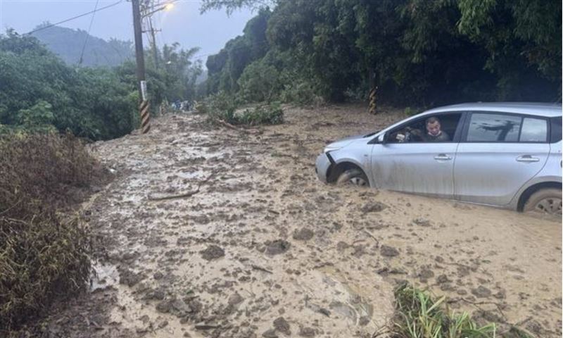 霧峰桐林社區外道路土石流淹沒整個馬路,汽車受困。(圖/翻攝畫面)