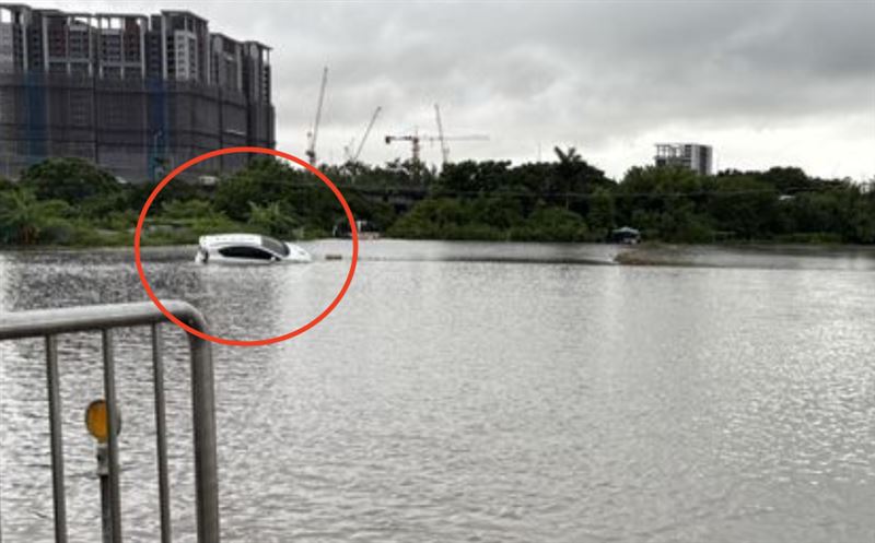 南屯區有轎車不慎滑落積水的田內受困。(圖/翻攝畫面)