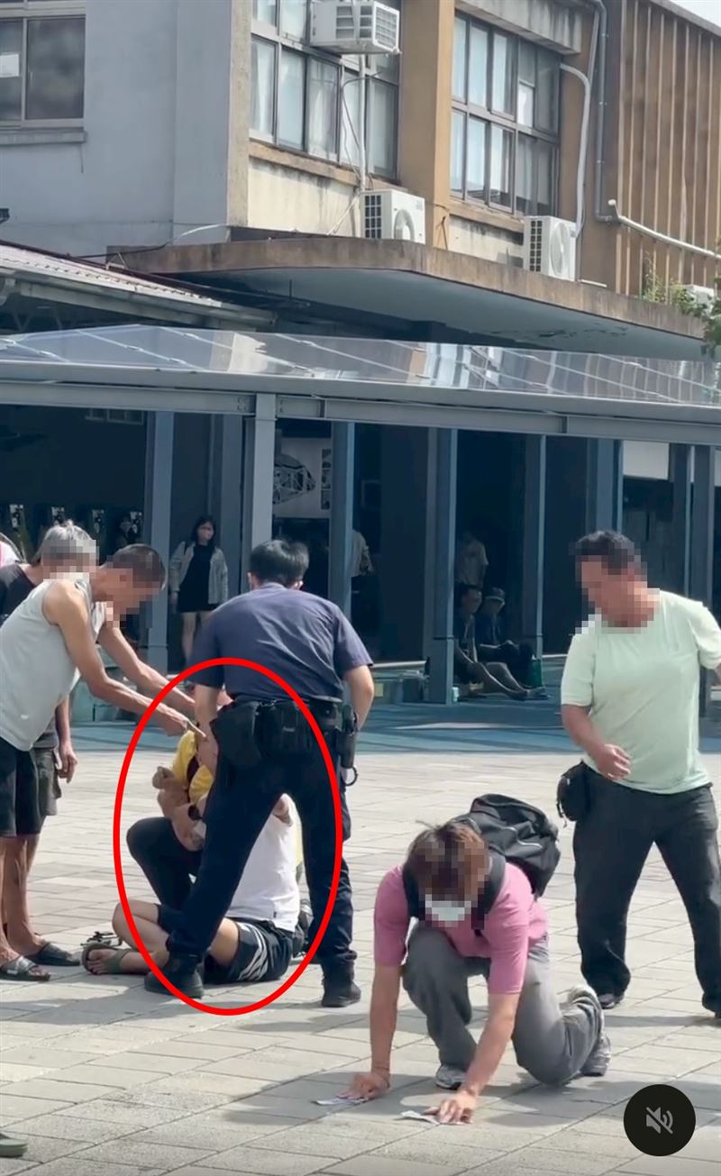 便衣警抓車手,熱心民眾(粉衣)以及常駐街友也都上前幫忙。(圖/翻攝自Threads)