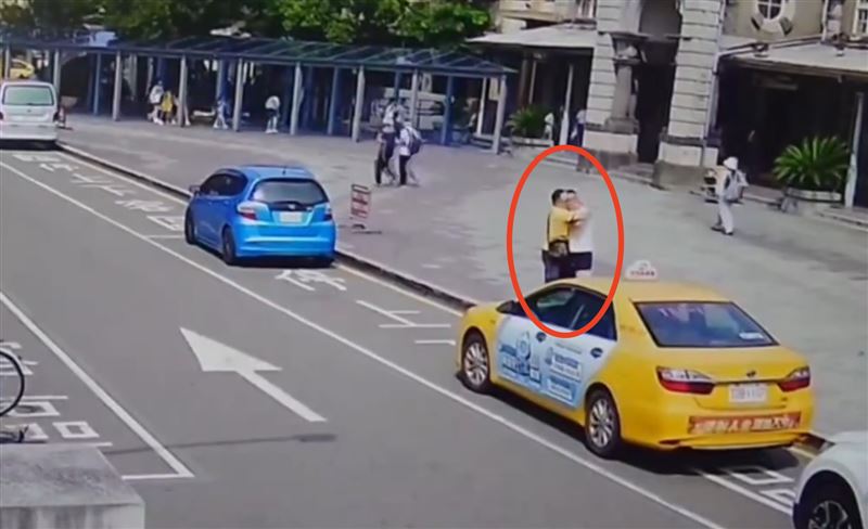 22歲李男(白衣)當詐團車手,從置物櫃取109萬現金時,遭警逮補。(圖/翻攝畫面)
