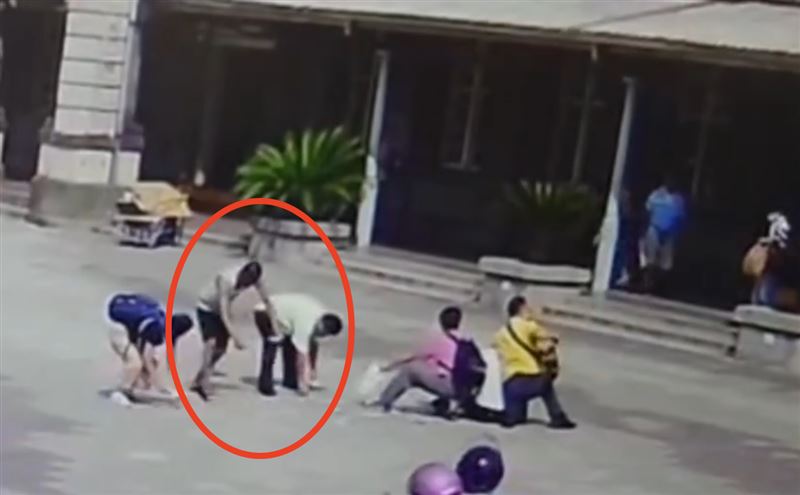 便衣警抓車手,熱心民眾(粉衣)以及常駐街友也都上前幫忙。(圖/翻攝自Threads)