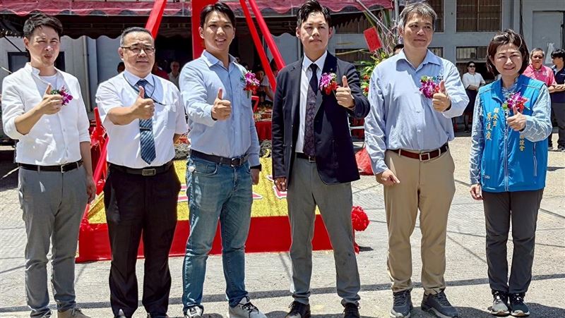富旺於北彰化推出指標建案「富旺W行館」，以千坪基地與飯店式休閒設計打造區域罕見的渡假住宅。圖中右三為董事長林宗毅。（圖／業者提供）