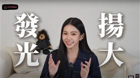 家寧PO出一張燦笑的個人照，寫道「快樂擋不住」。（圖／翻攝自IG、YT）