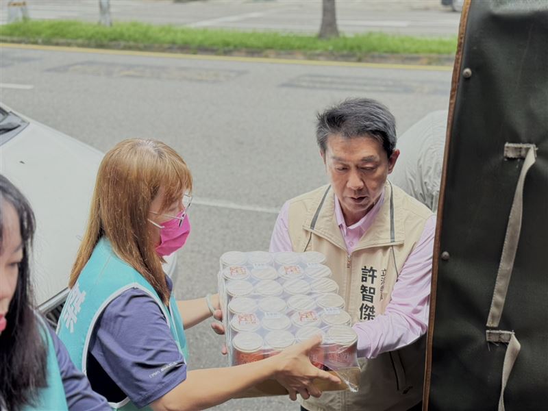 許智傑與企業合作,捐助1600多份物資前進高雄原鄉協助救災,並親自搬上車。(圖/許智傑國會辦公室提供)