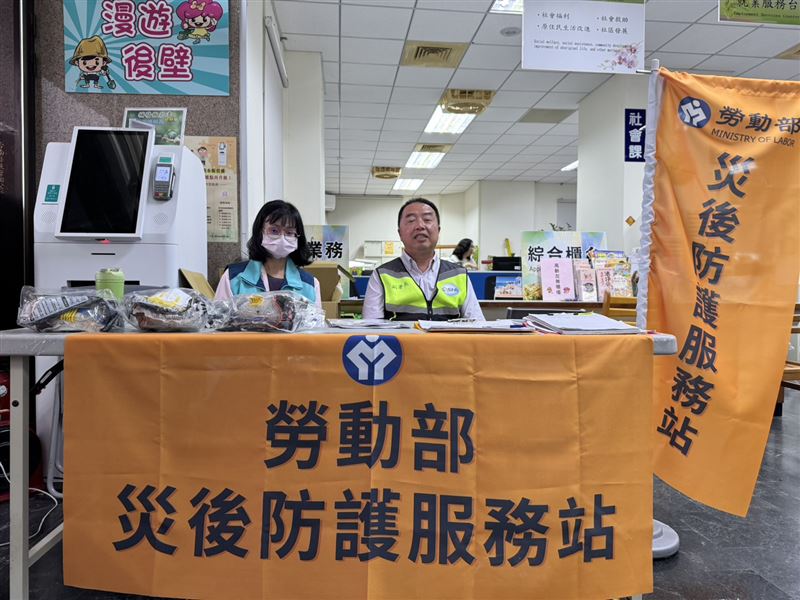賴惠員爭取勞動部設立「災後重建防護指揮所」與「災後防護服務站」,提供設備協助清除致癌的石綿瓦。(圖/賴惠員國會辦公室提供)