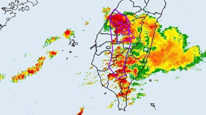 豪雨襲中南部地區,南投縣山區發生多起土石坍方。(圖/翻攝畫面)