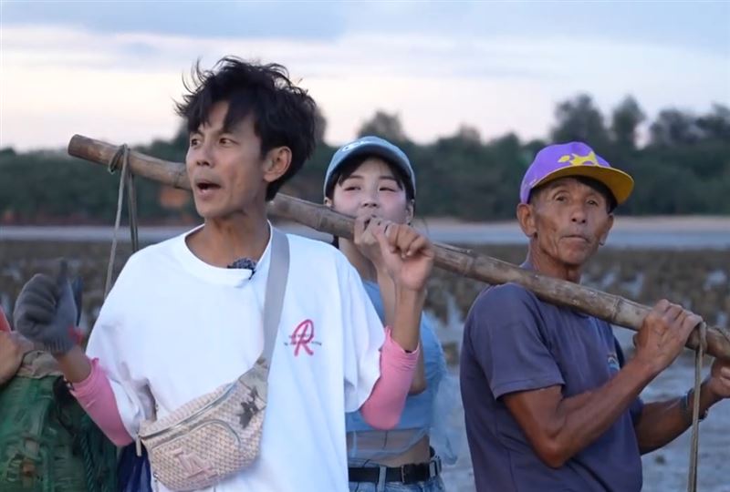 紫色帽子74歲阿伯(右)意外跟阿翔撞臉。(圖/民視提供)