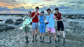 楊繡惠（左起）、餅乾、籃籃、阿翔、胡祖薇去金門出外景。（圖／民視提供）