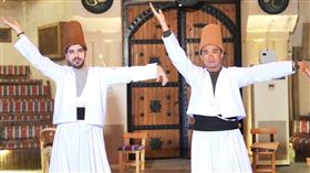 融融（圖右）與圖佳（圖左）體驗土耳其旋轉舞。（圖／八大提供）