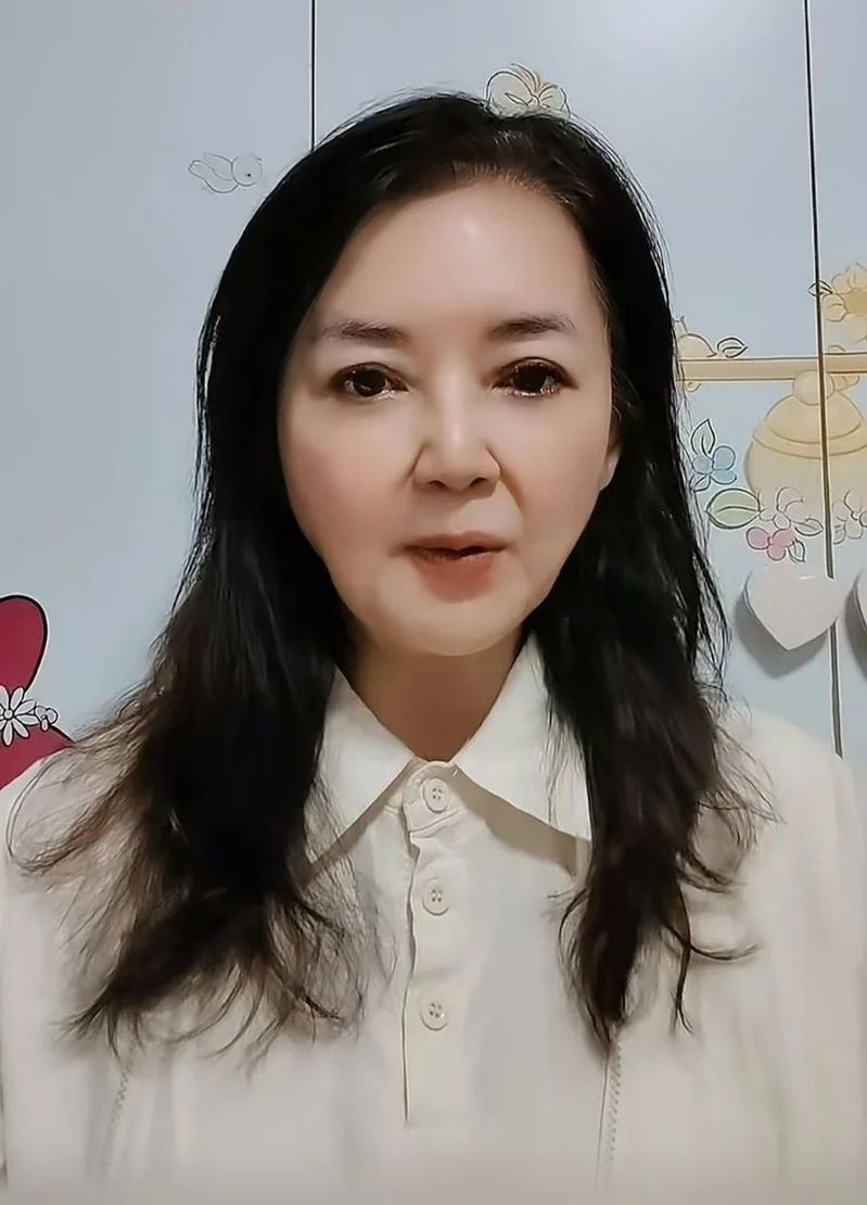 胡慧中出現於社群媒體,整個人完全變了一個模樣。(圖/翻攝自胡慧中抖音)