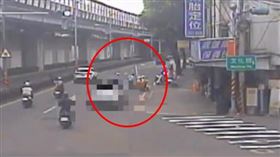 清潔員在清掃街邊時，慘遭休旅車撞飛。（圖／翻攝畫面）