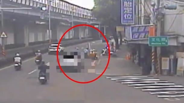 清潔員在清掃街邊時,慘遭休旅車撞飛。(圖/翻攝畫面)