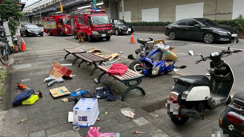 清潔員在的機車直接被撞倒,車上用品全都散落一地。(圖/翻攝畫面)