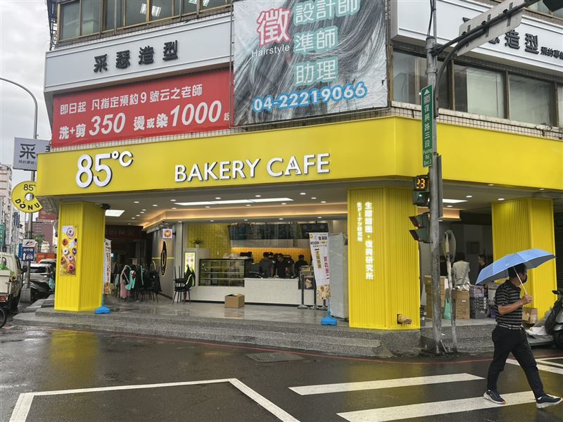 「生甜甜圈.85℃復興研究所」經歷1年籌備,開幕期間祭出1元原味甜甜圈優惠。(圖/品牌提供)