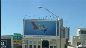 有網友發現蘋果的廣告上竟出現一根「棒狀物」，乍看讓人忍不住多。（圖／翻攝自Reddit、IG）