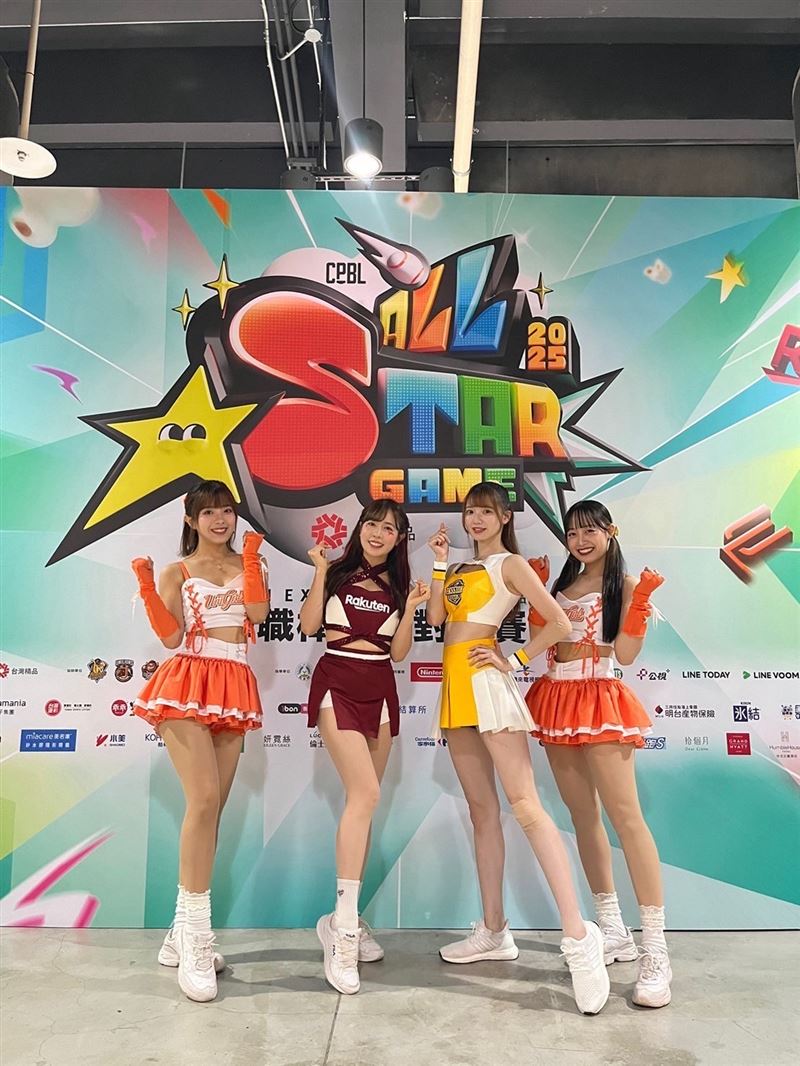 KAHO(左二)和其他隊的日本啦啦隊合影。（圖／樂天桃猿提供）