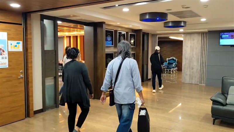 谷女的父親和妹妹等家屬到醫院參與相驗。(圖/翻攝畫面)