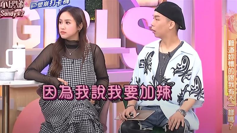 Sandy挺孕肚買香腸要求加辣遭拒。(圖/翻攝自YouTube)