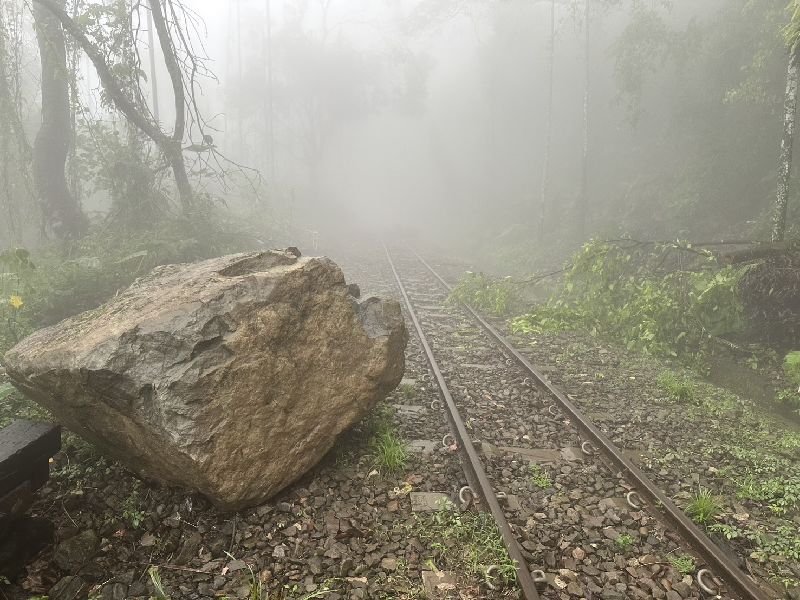 阿里山林鐵本線持續停駛受低壓豪雨影響，阿里山林業鐵路沿途不斷發生落石、倒木情況，林鐵本線。（林鐵及文資處提供）