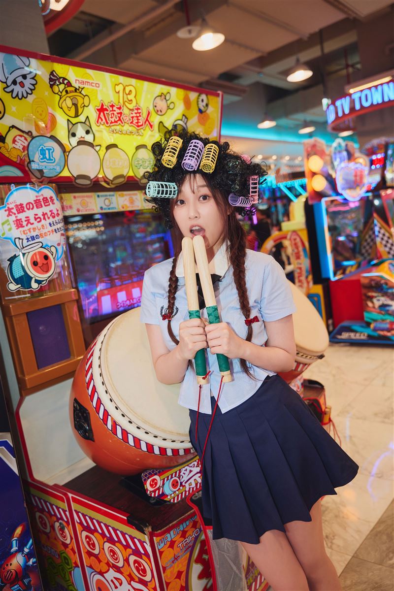 ANGIE安吉與好姊妹聖恩化身「BBG(Baby Girl)」 穿學生服前進遊樂場。(圖/索尼音樂提供)