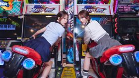 ANGIE安吉與好姊妹聖恩化身「BBG（Baby Girl）」 穿學生服前進遊樂場。（圖／索尼音樂提供）