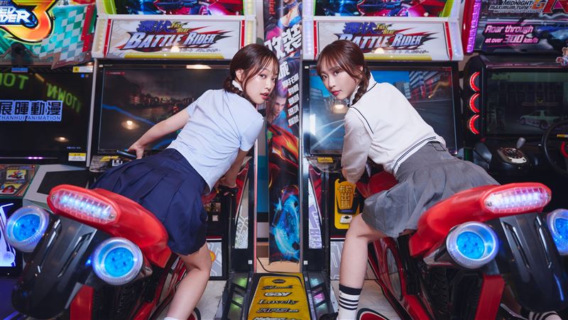ANGIE安吉與好姊妹聖恩化身「BBG(Baby Girl)」 穿學生服前進遊樂場。(圖/索尼音樂提供)