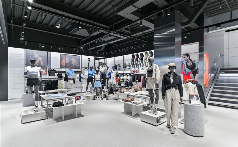 NIKE台中逢甲品牌體驗店1樓以女性運動裝備為主。（圖／品牌業者提供）