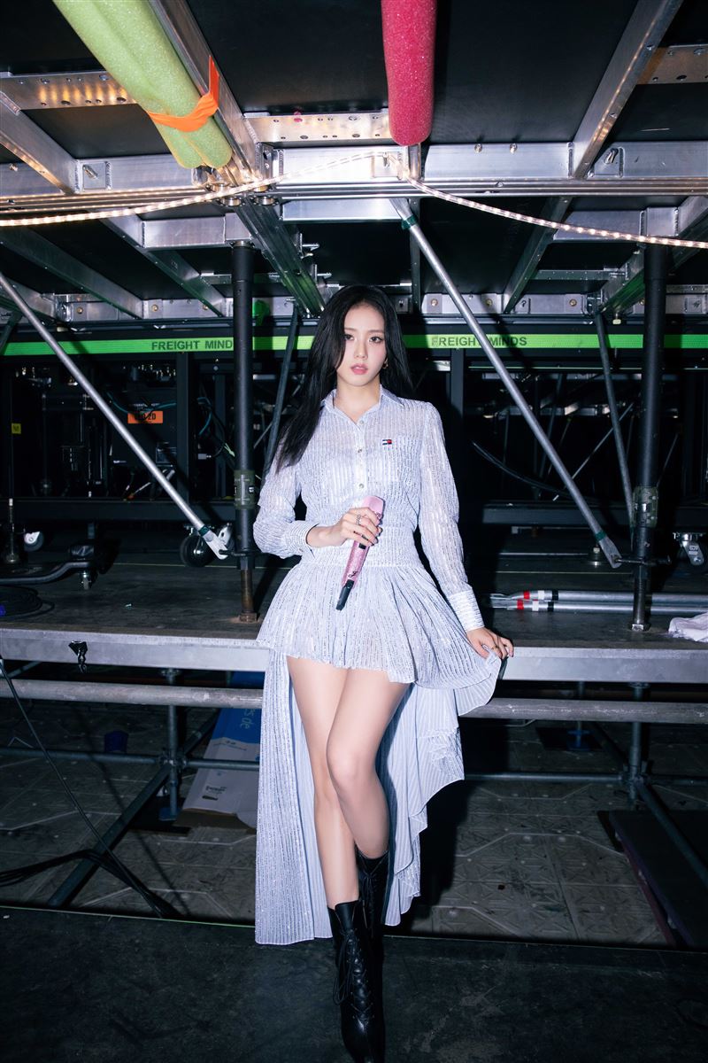 JISOO於7月26日至27日在紐約市花旗球場Citi Field舉行的BLACKPINK「Deadline」世界巡迴演唱會中，身穿TOMMY HILFIGER訂製服裝登台演出。（圖／品牌業者提供）