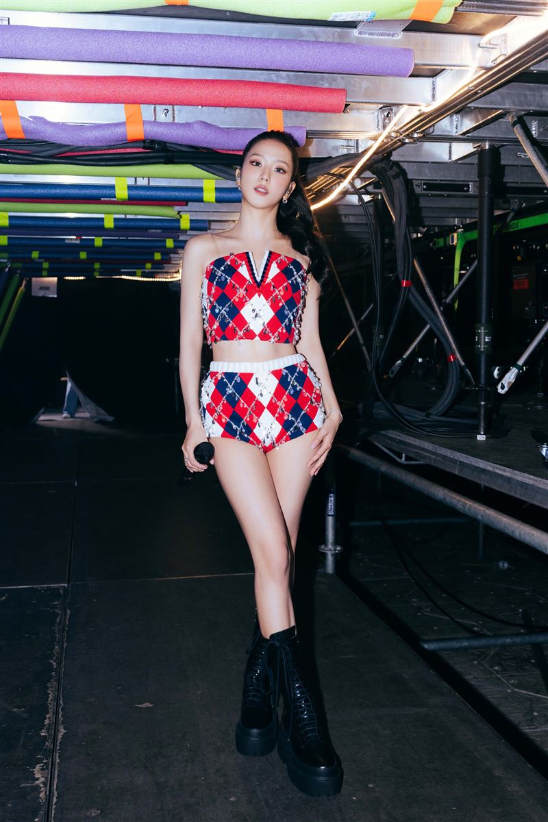 JISOO於7月26日至27日在紐約市花旗球場Citi Field舉行的BLACKPINK「Deadline」世界巡迴演唱會中，身穿TOMMY HILFIGER訂製服裝登台演出。（圖／品牌業者提供）